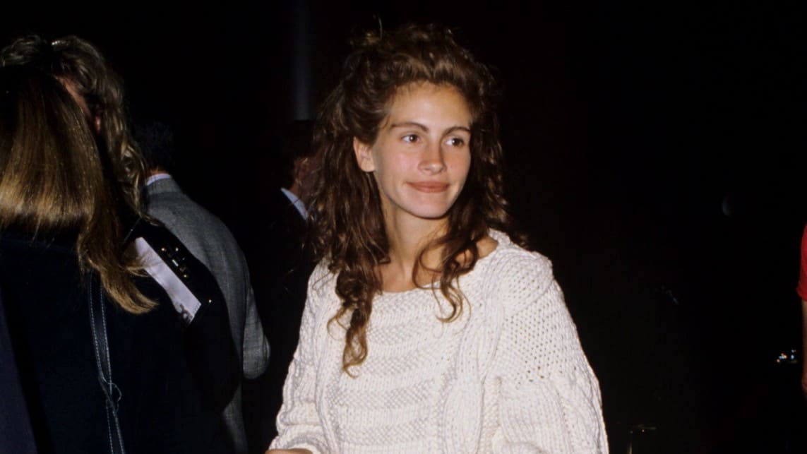 Great Outfits in Fashion History: Julia Roberts in a Chunky White Sweater in 1989