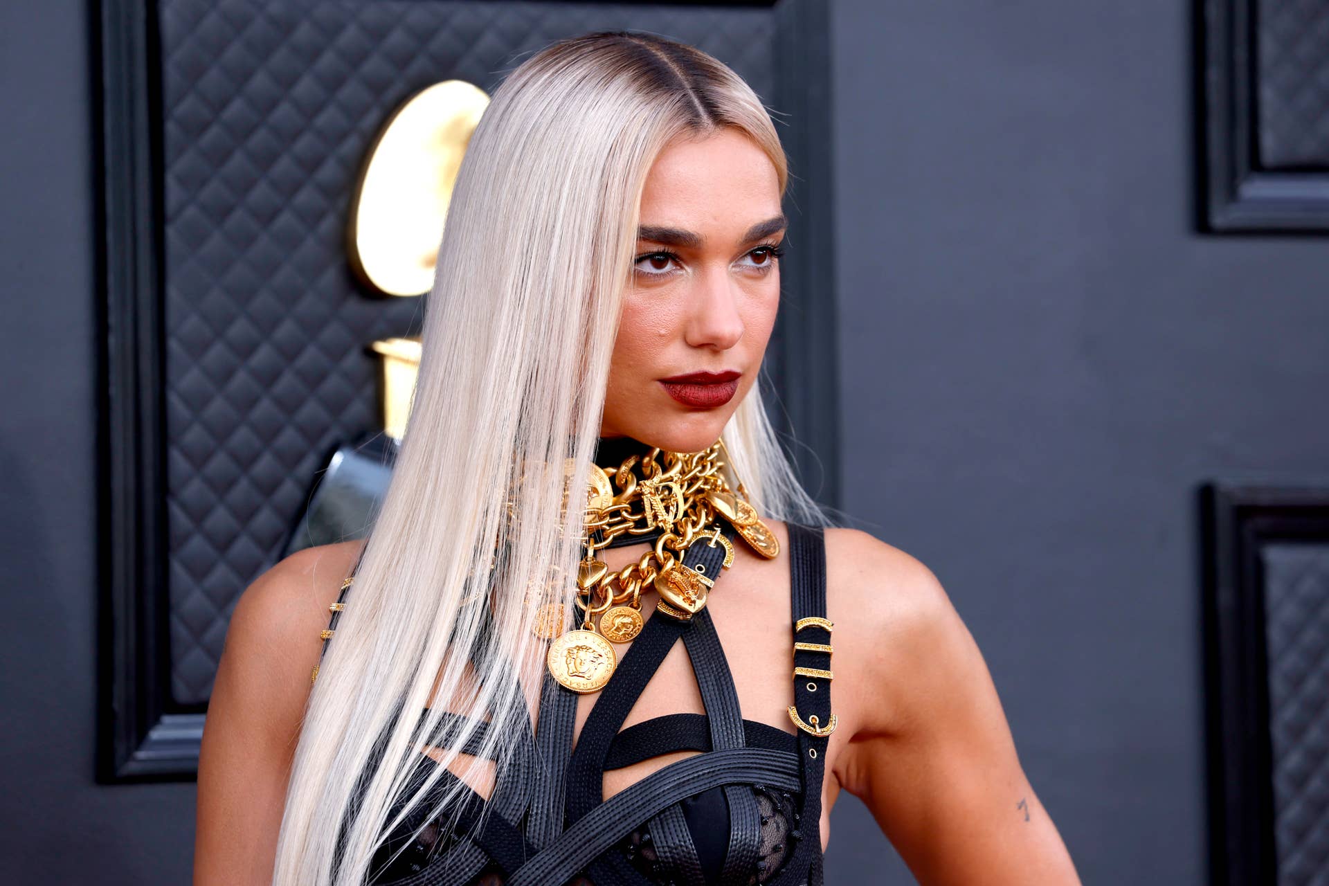 Must Read: Dua Lipa Covers 'Vogue', How Hill House Home's Nell Diamond Made Wearing PJ's In Public Trendy