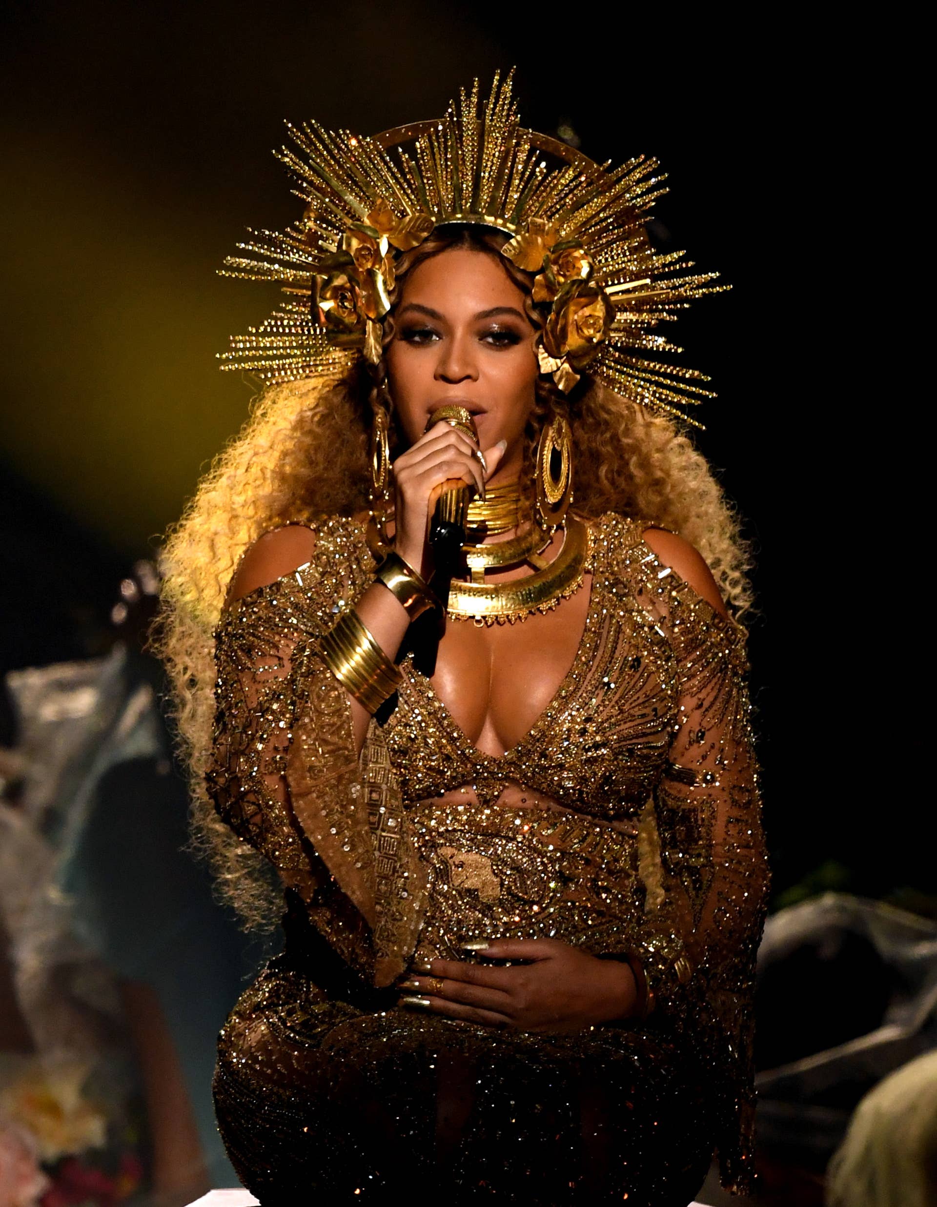 beyonce pregnant gold dress Beyonce's Pregnancy Fashion With Twins