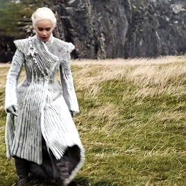 daenerys winter dress Omg that winter coat is gorgeous on Dany
