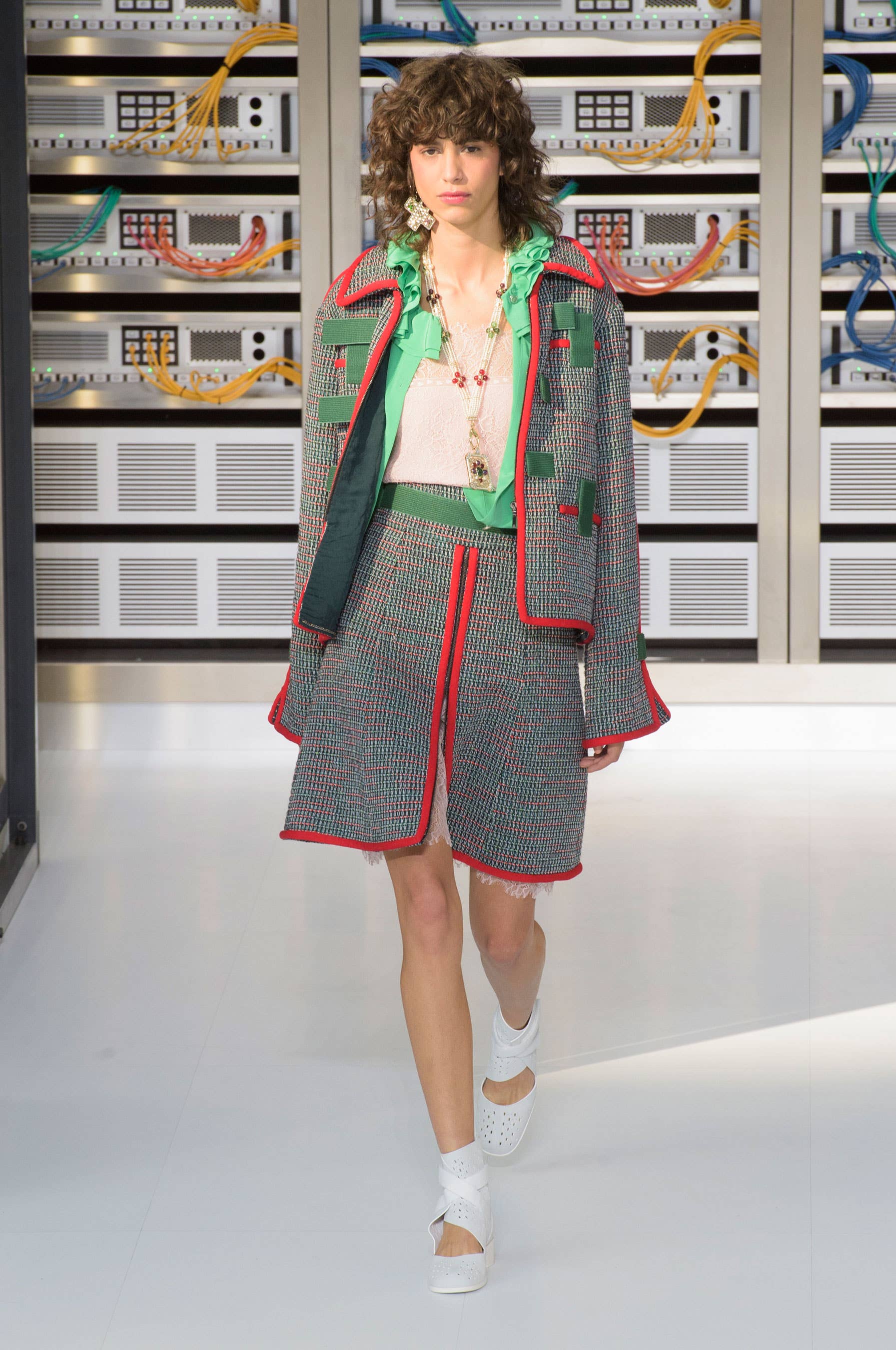 CHANEL レ ザンディスパンサーブル ドゥ シャネル 2017 Every Look From the Chanel Spring 2017 Collection - Fashionista