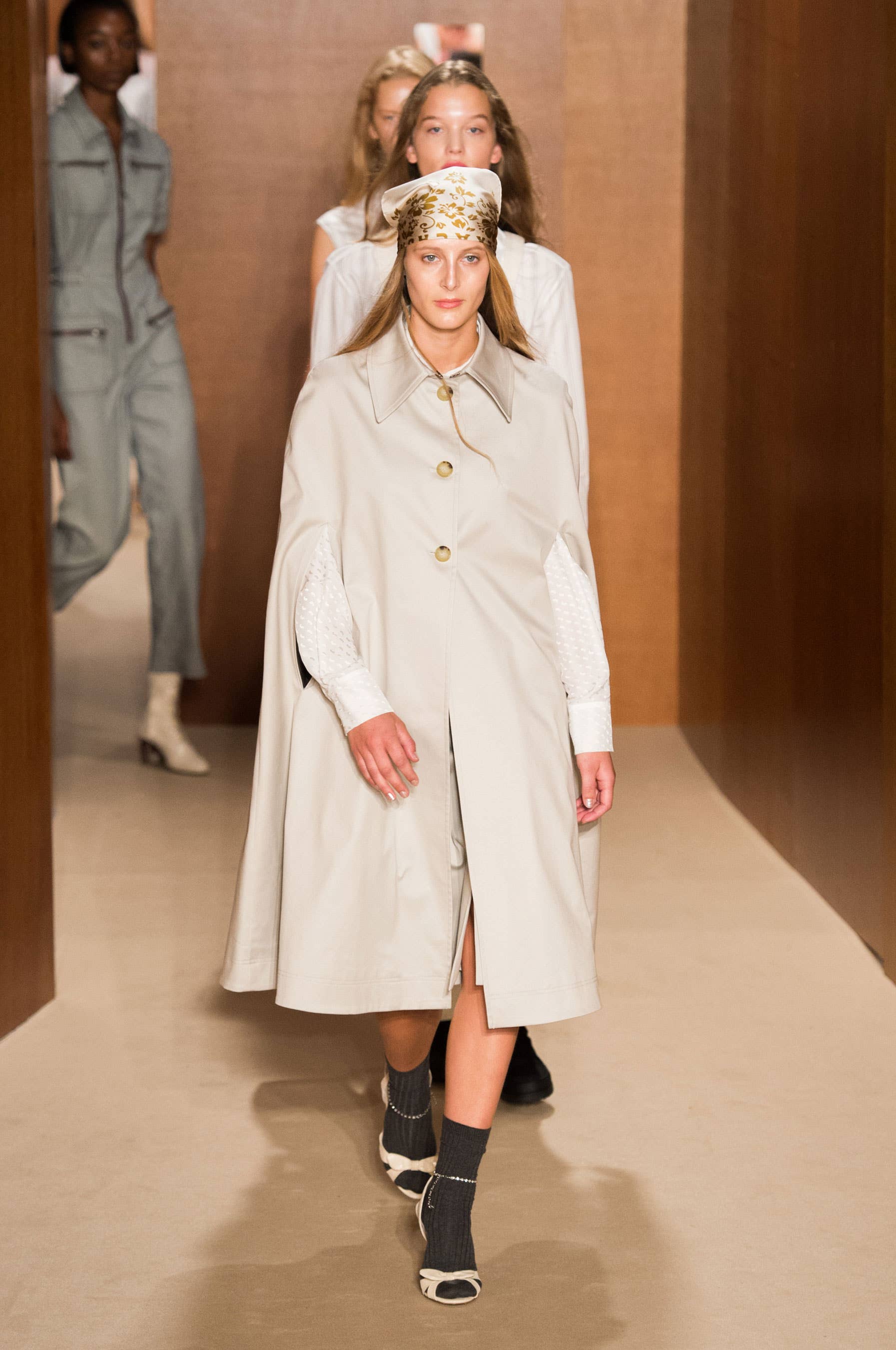 Alexa Chung Makes Her Official London Fashion Week Debut for Spring 2019 - Fashionista Alexa Chung Makes Her Official London Fashion Week Debut for Spring 2019 - Fashionista