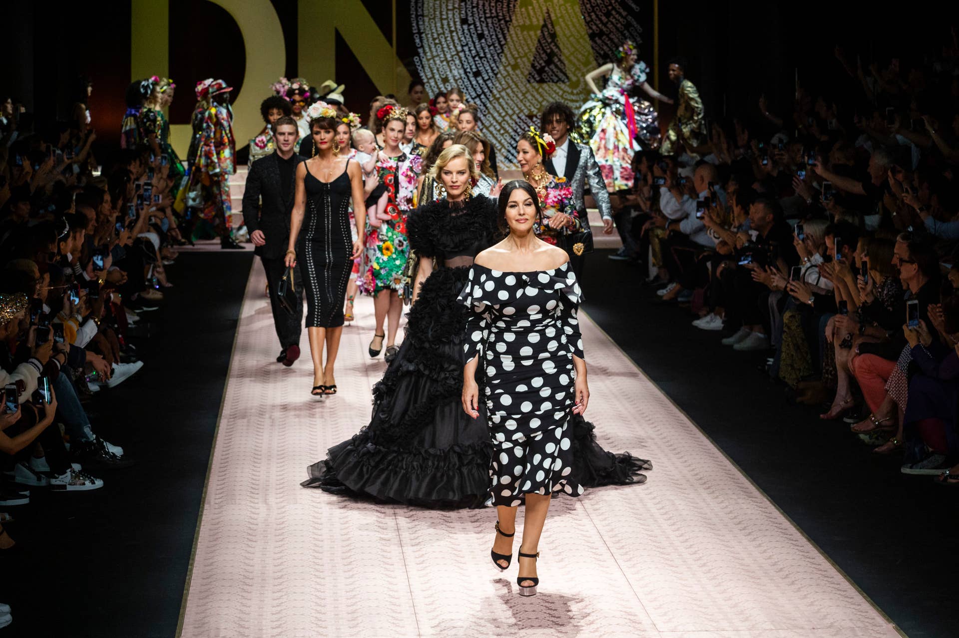 women runway dress 2019 Versace Womenswear FW Fashion Show