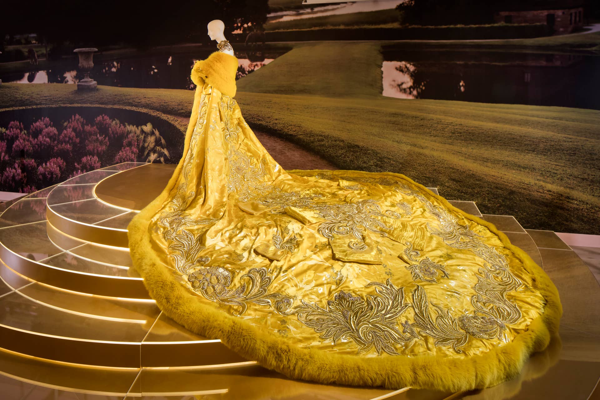 Chinese Couturier Guo Pei's Jaw-Dropping Gowns Have Earned their First Museum Exhibit - Fashionista Chinese Couturier Guo Pei's Jaw-Dropping Gowns Have Earned their First Museum Exhibit - Fashionista
