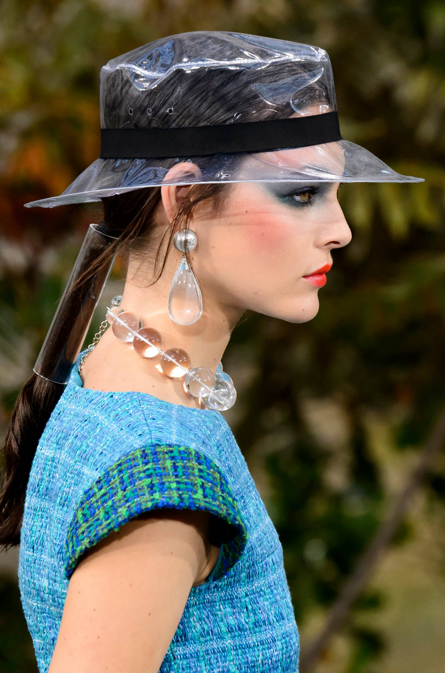 CHANEL ブロンジングメイクアップベース The Must-Have Hair Tool Backstage at Chanel's Spring 2018 Show Was