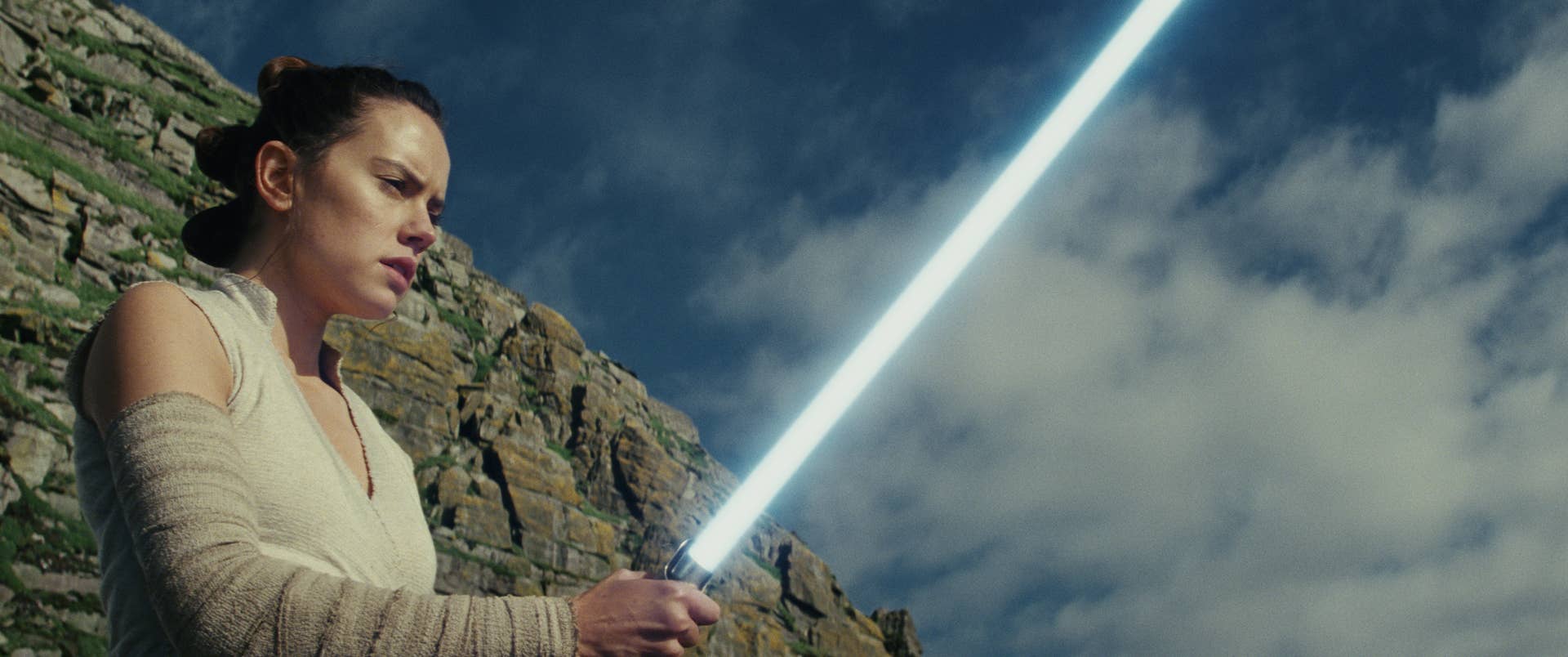 The 'Star Wars: The Last Jedi' Costume Designer Looked to Queen Elizabeth  II to Dress Carrie Fisher - Fashionista