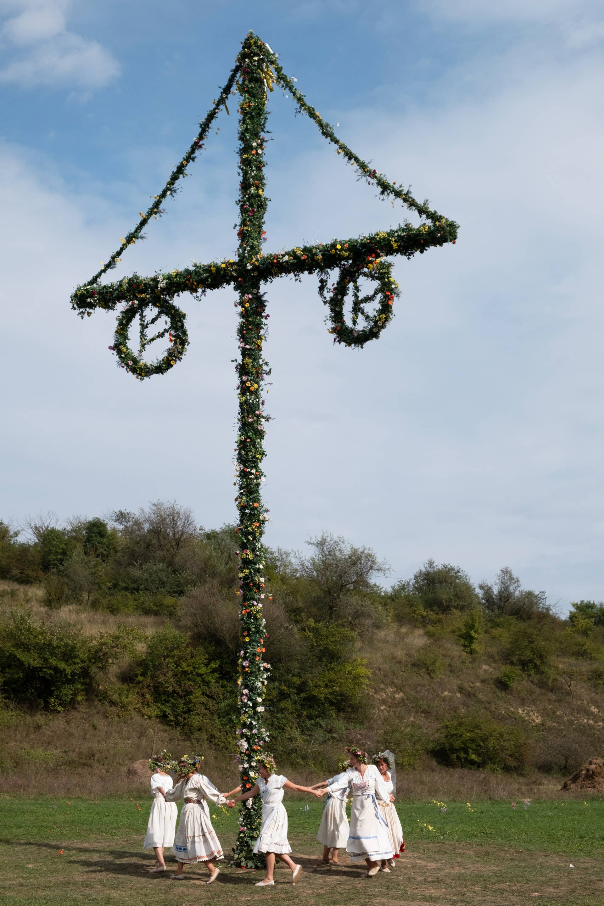All of the Creepy Clues to Spot in the Traditional Swedish 'Midsommar'  Costumes - Fashionista