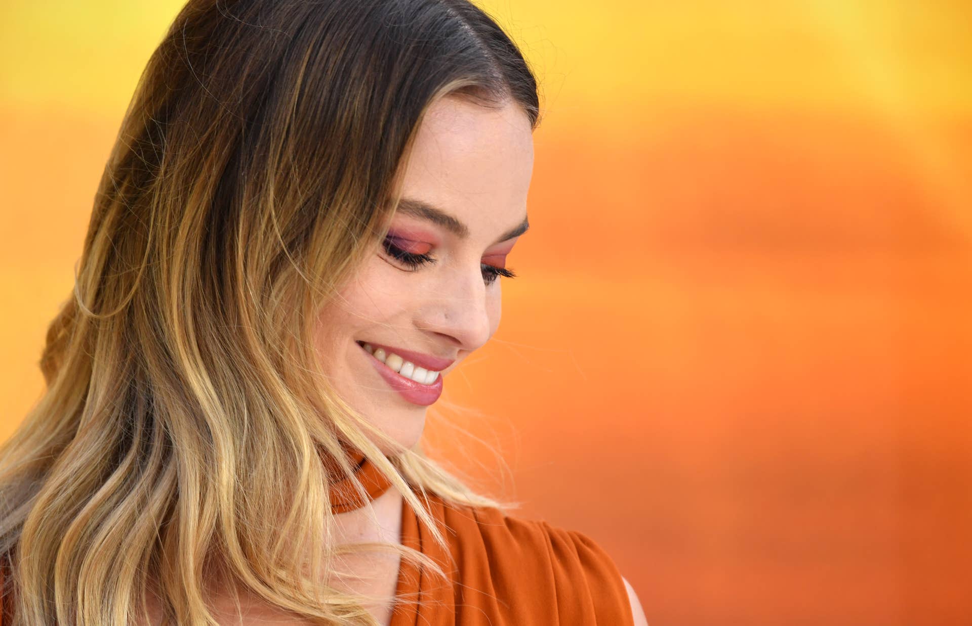 Margot Robbie Matched Her Eye Makeup to Her Dress - Fashionista
