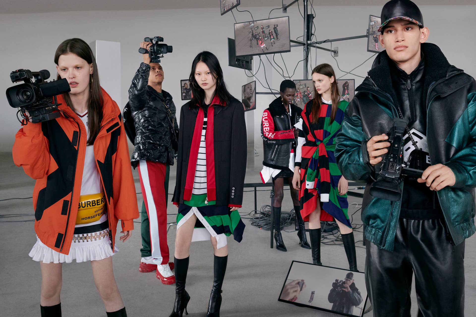 BURBERRYアンサンブル Burberry's Fall 2019 Campaign Celebrates the Importance of Self
