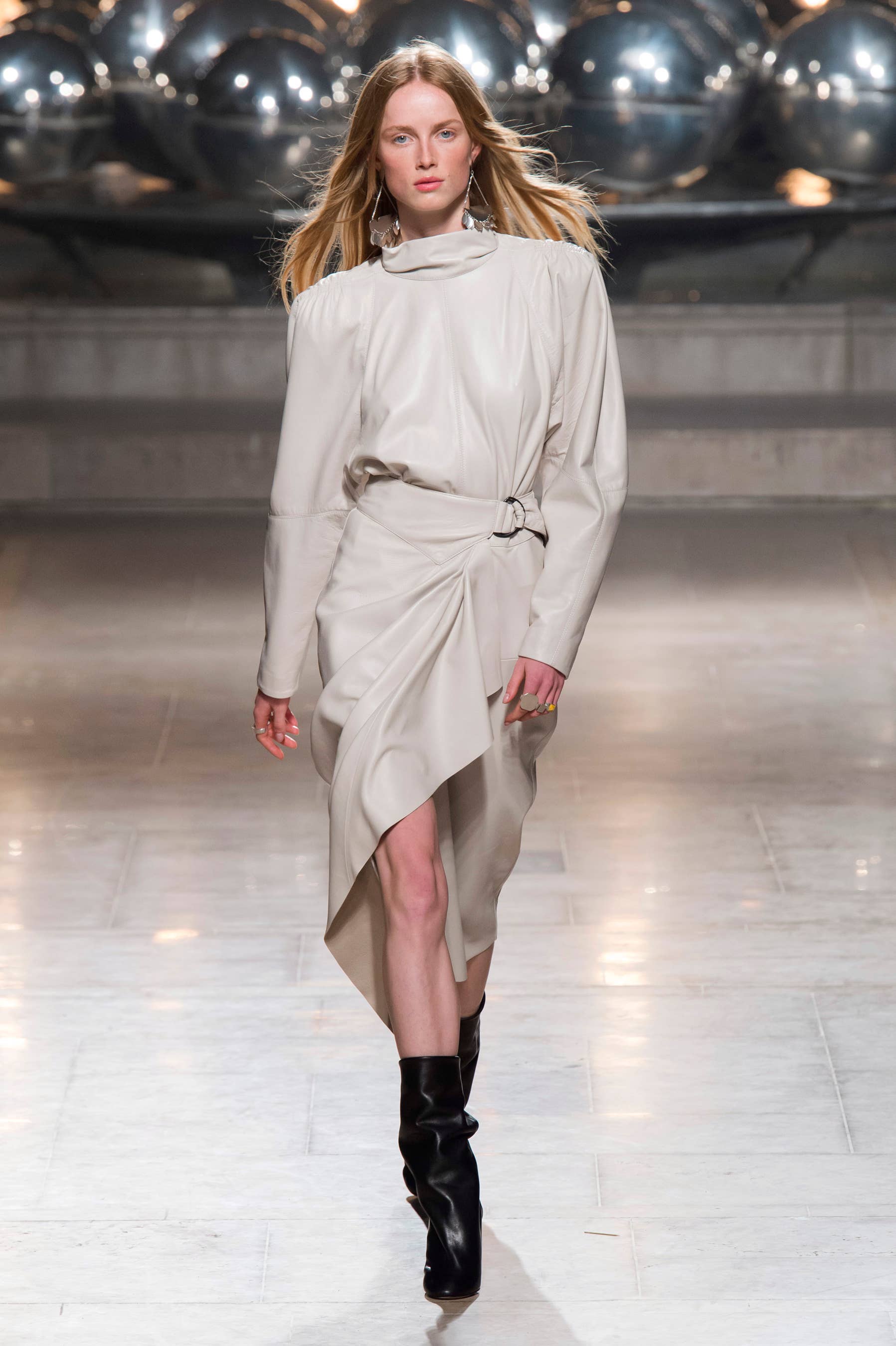 isabel marant 2019 新作ブラウス Isabel Marant Put Her Strong, Sexy Spin on Neutral Wardrobe