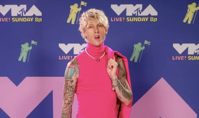 mgk dressed in pink Mgk pink suit