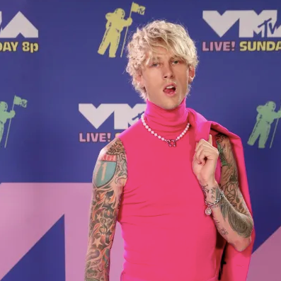 machine gun kelly pink dress Machine Gun Kelly Rocked a Pink Suit at the VMAs