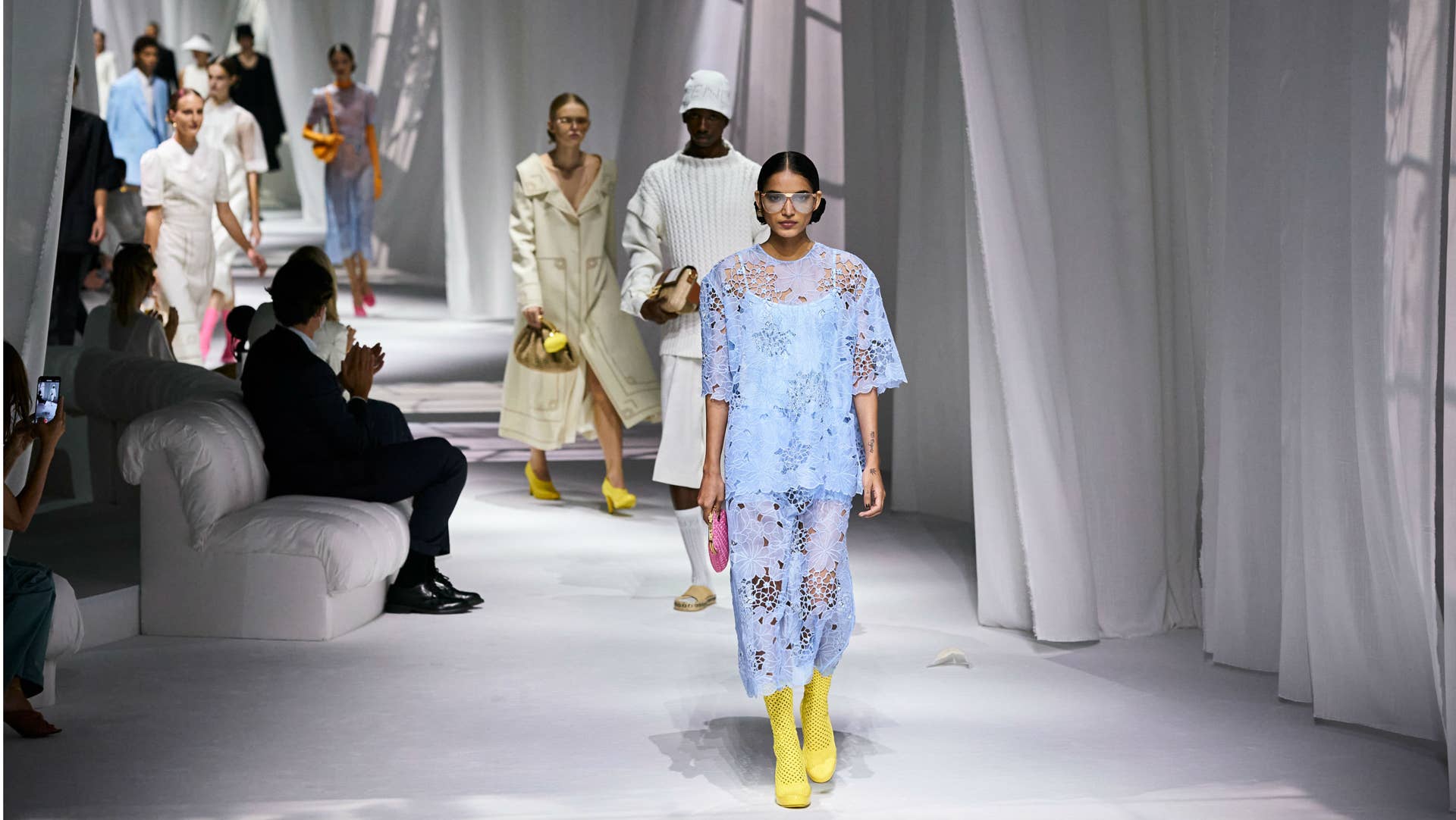 21AW【FENDI】フェンディ　サテンクレープ シャツ Fendi's AW23 Collection Is An Ode To Delfina Delettrez Fendi