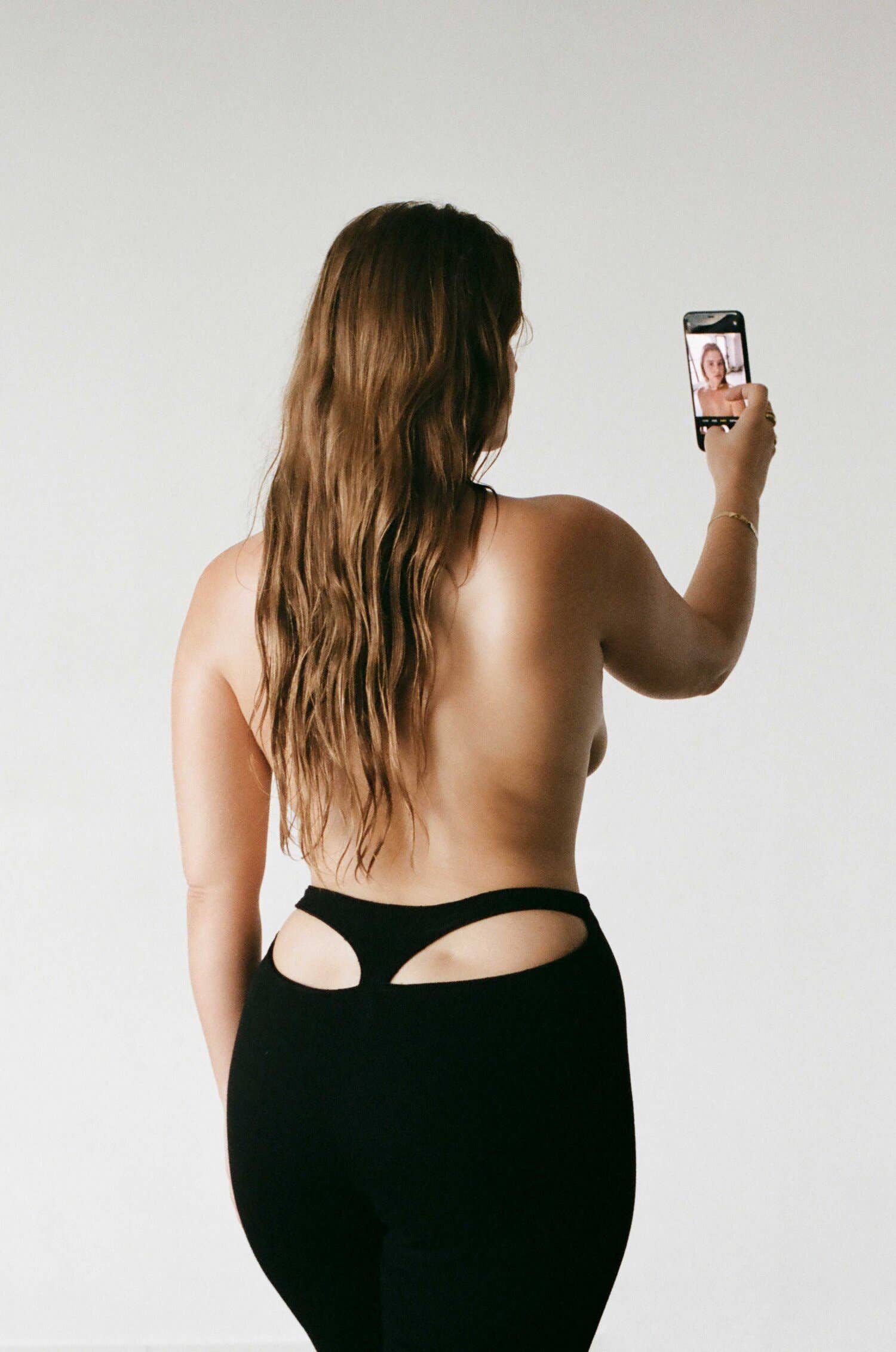We Regret to Inform You: Thongs Peeking Out From Backless Dresses Are a Fall Trend - Fashionista We Regret to Inform You: Thongs Peeking Out From Backless Dresses Are a Fall Trend - Fashionista