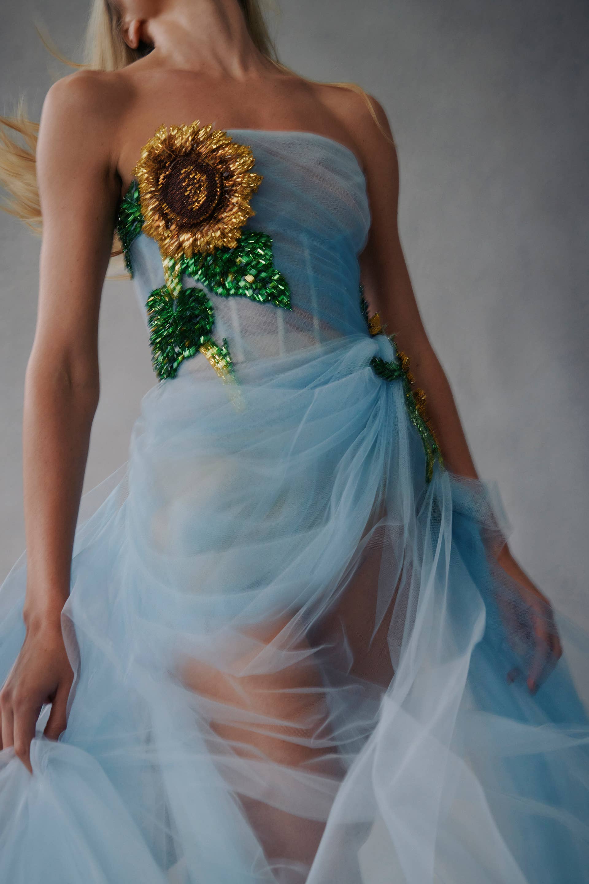 oscar de la renta flower dress fall 2021 Oscar de la Renta Turns Late Summer Florals Into a Dreamy Fall 2021  Collection