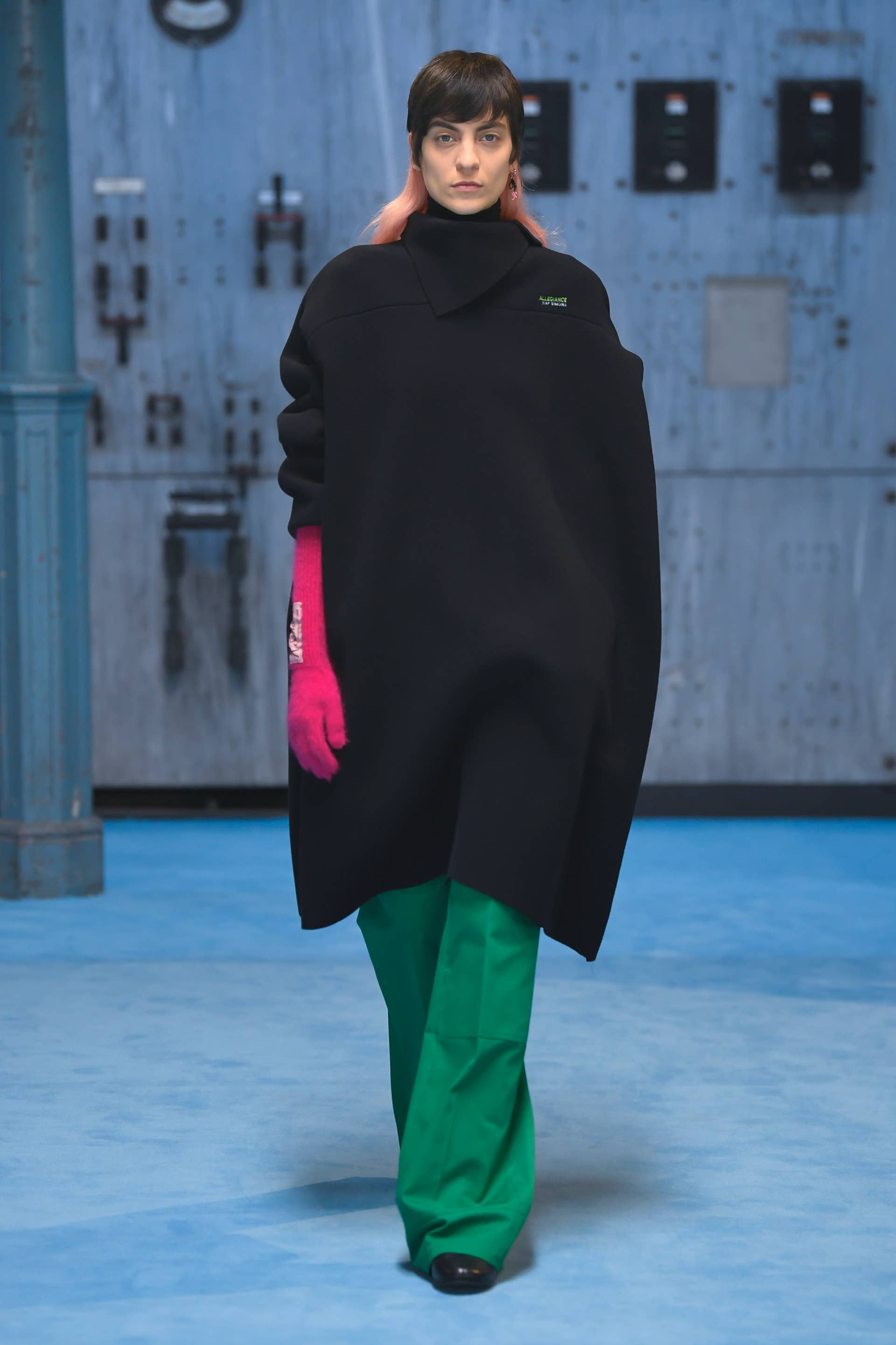 RAF SIMONS イタリア製 スラックス 薄手 48サイズ（700） Raf Simons Offers Easy, Contradictory Elegance for Fall 2021