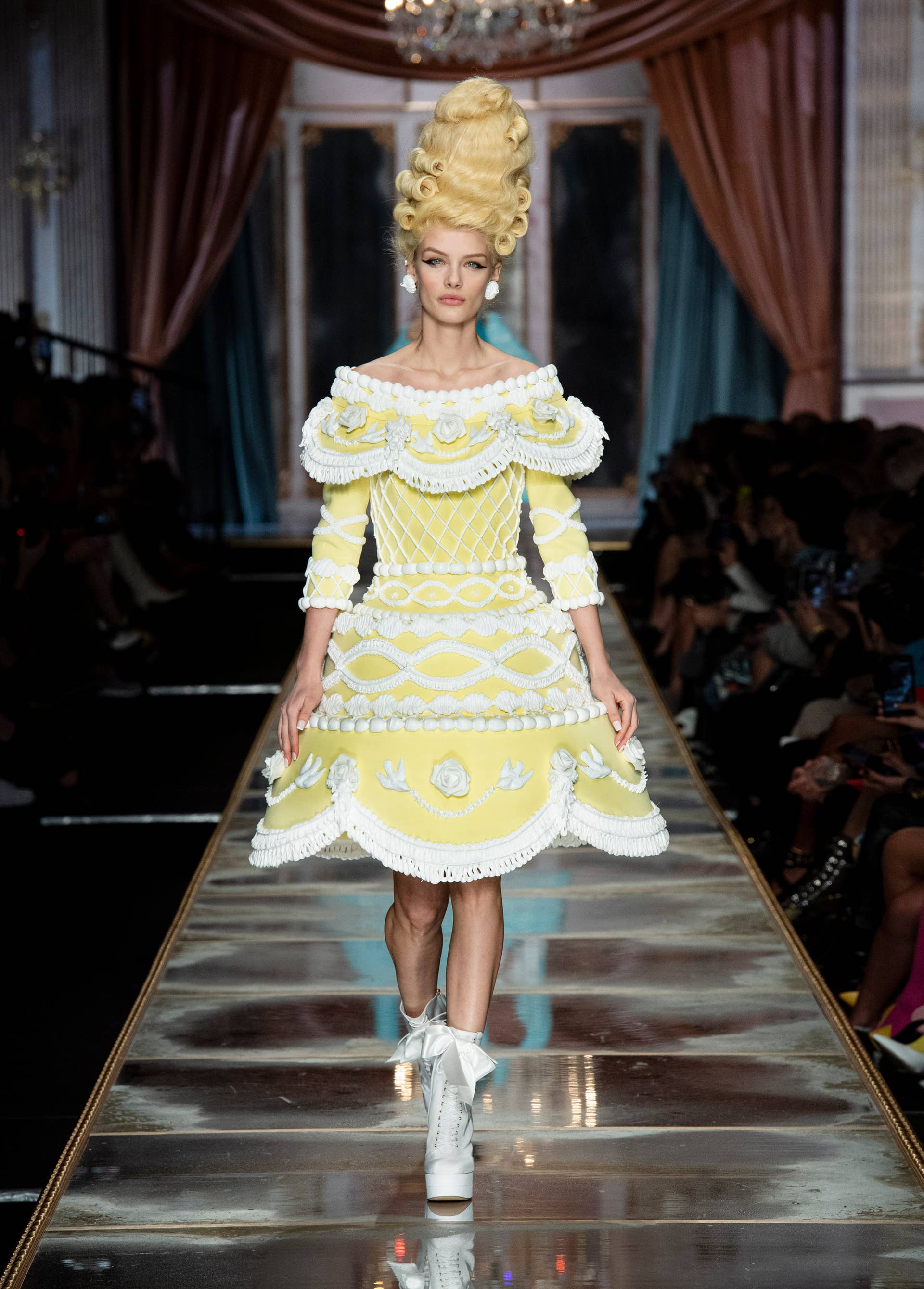 archive MOSCHINO レースカットソー フェアリーグランジ sinv Puppies, giraffes and bears — Oh My! — on Moschino runway