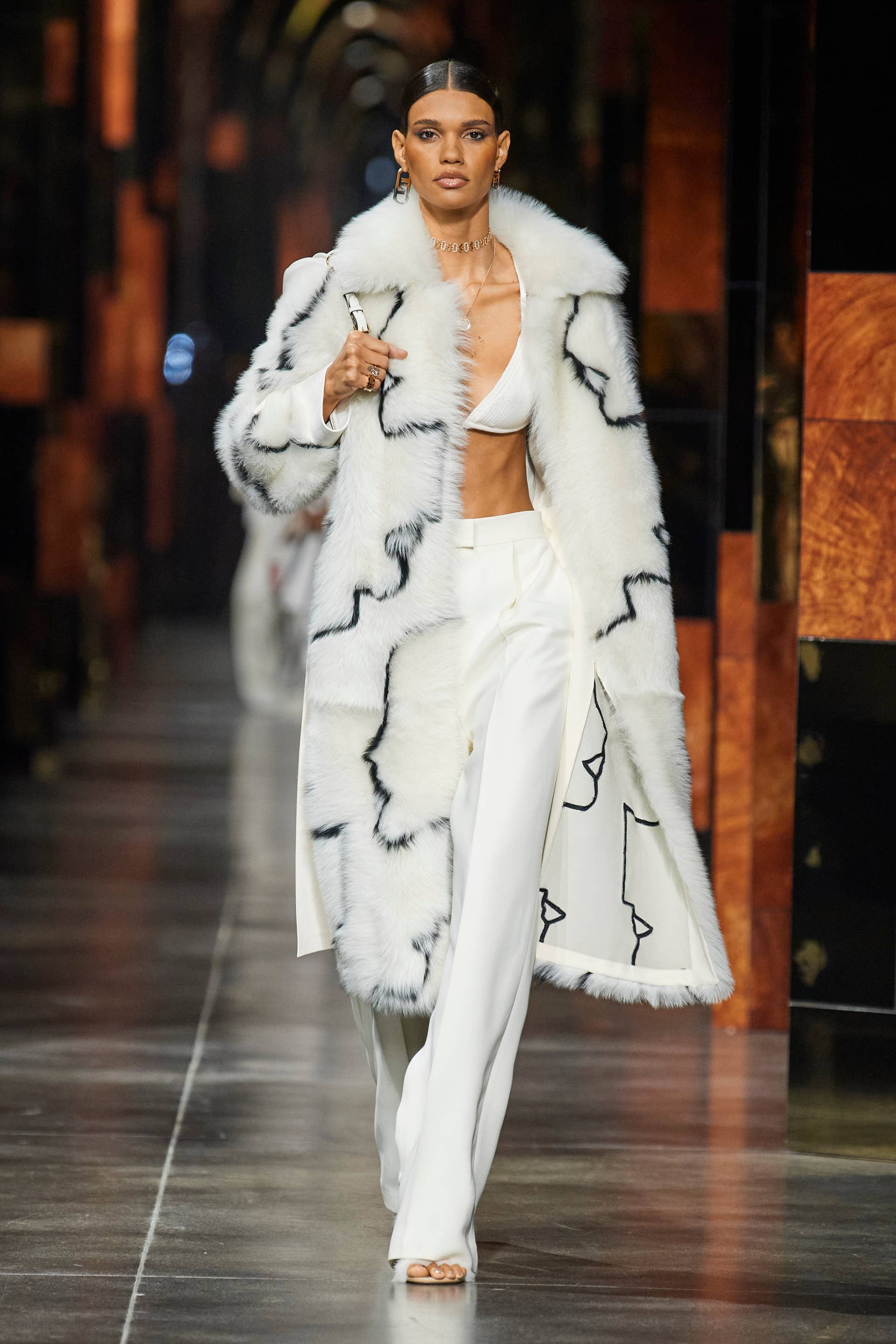 希少★FENDI フリンジファー袖 ローゲージニット ハイネック 毛皮 白 Kim Jones Goes Disco for Fendi Spring 2022 - Fashionista