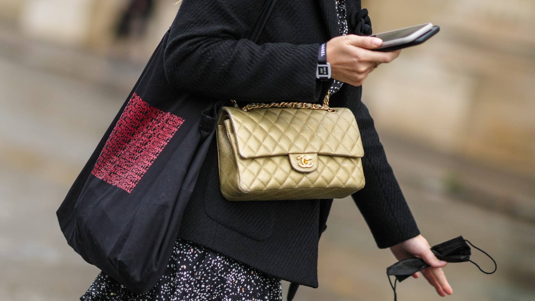 Which handbags sell the most online