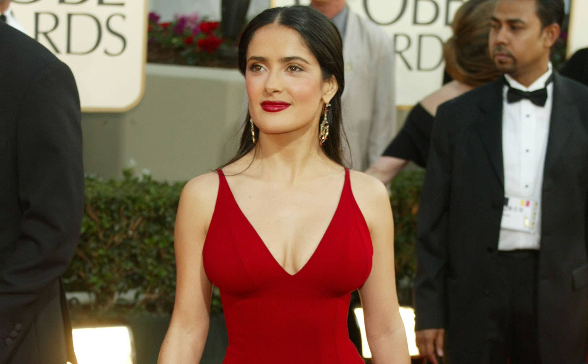 salma hayek red dress golden globes Great Outfits in Fashion History: Salma Hayek's Perfectly Simple Narciso  Rodrigez Golden Globes Look