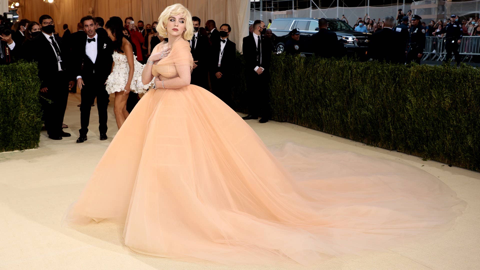Billie Eilish Goes Full 'Holiday Barbie' in Oscar de la Renta at the Met  Gala - Fashionista