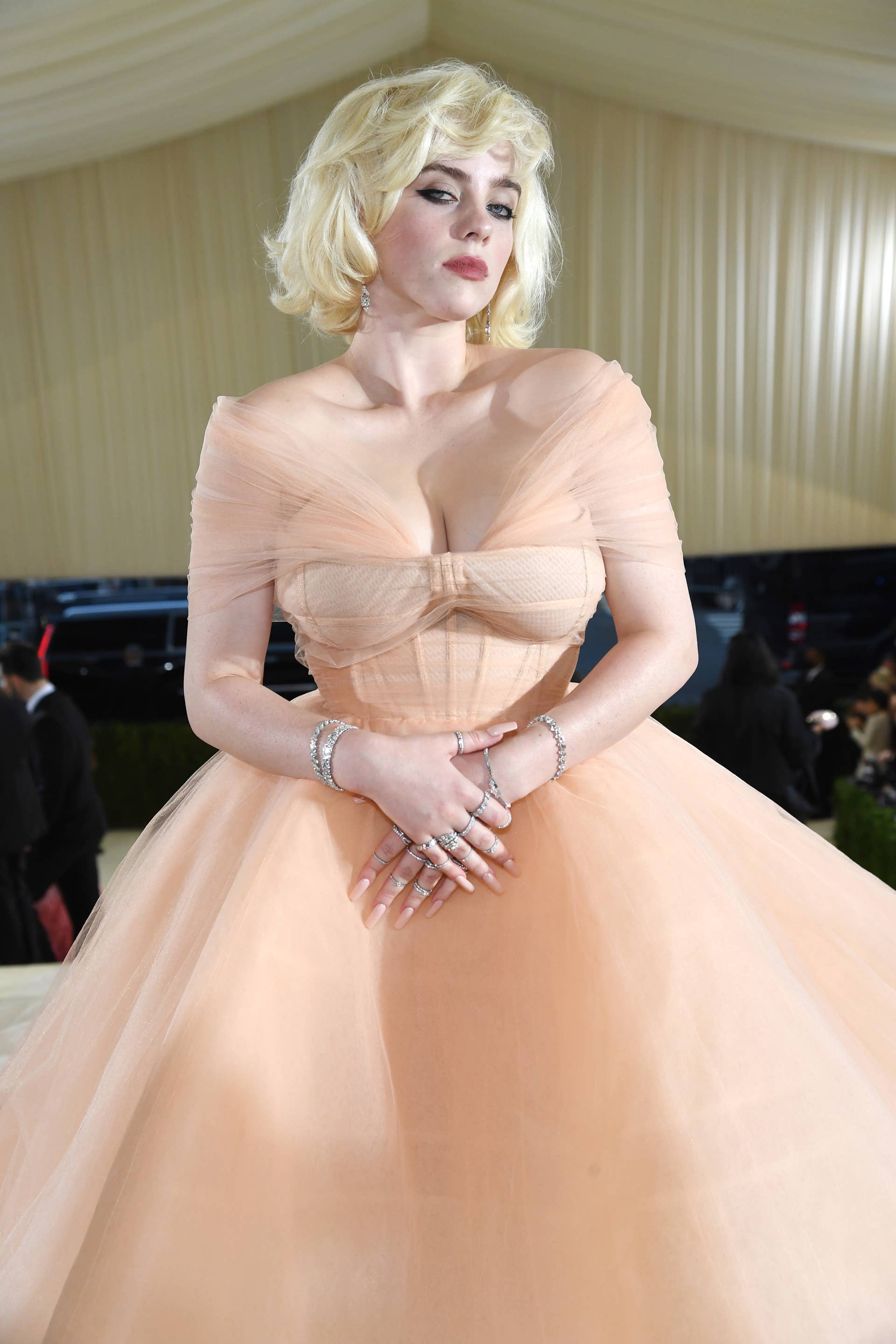 Billie Eilish Goes Full 'Holiday Barbie' in Oscar de la Renta at the Met  Gala - Fashionista