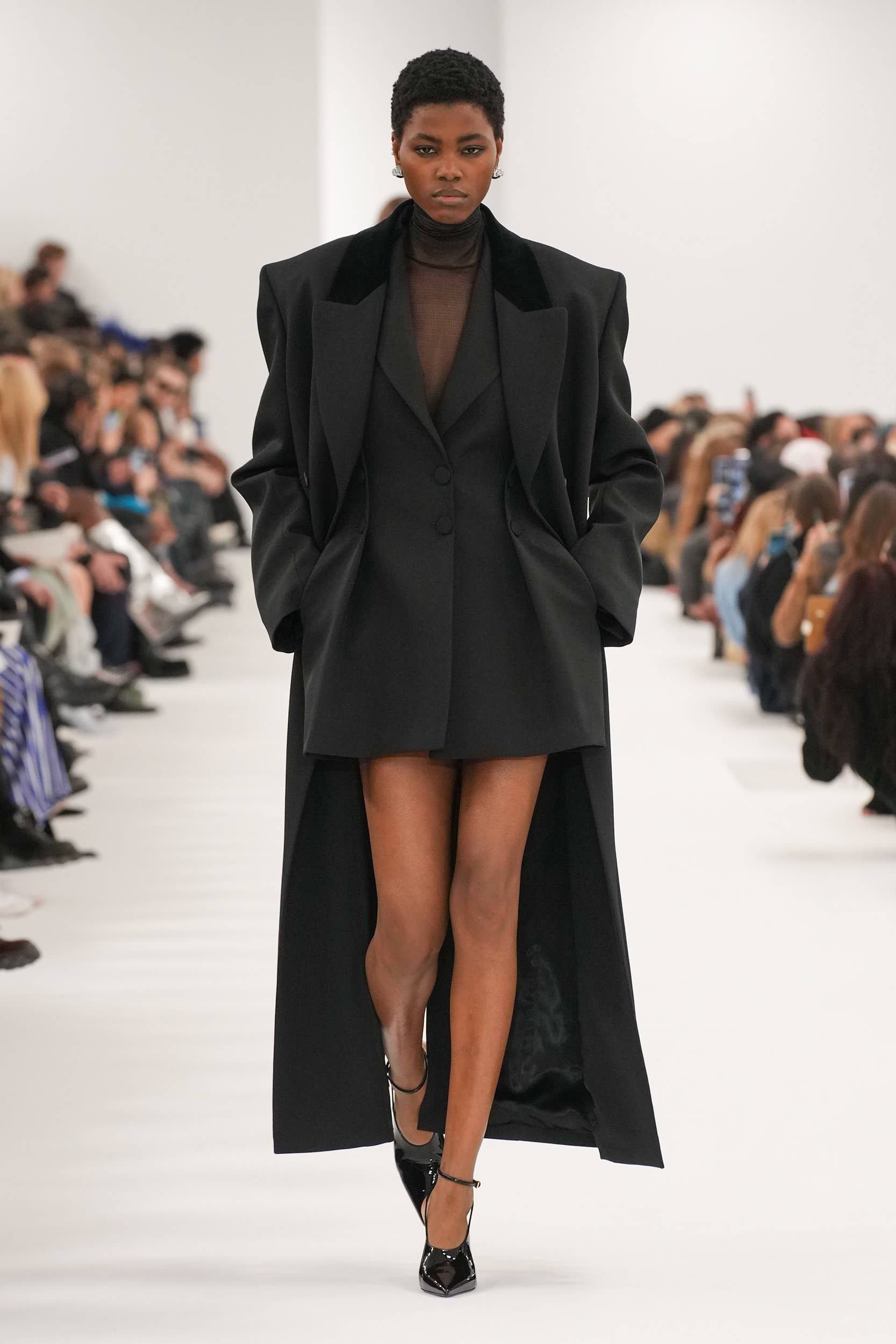 GIVENCHY PARIS 刺繍ロゴ マキシ丈 ガウン ウールコート 秋冬 Could Matthew Williams' Givenchy Be the Next Big Red Carpet Brand