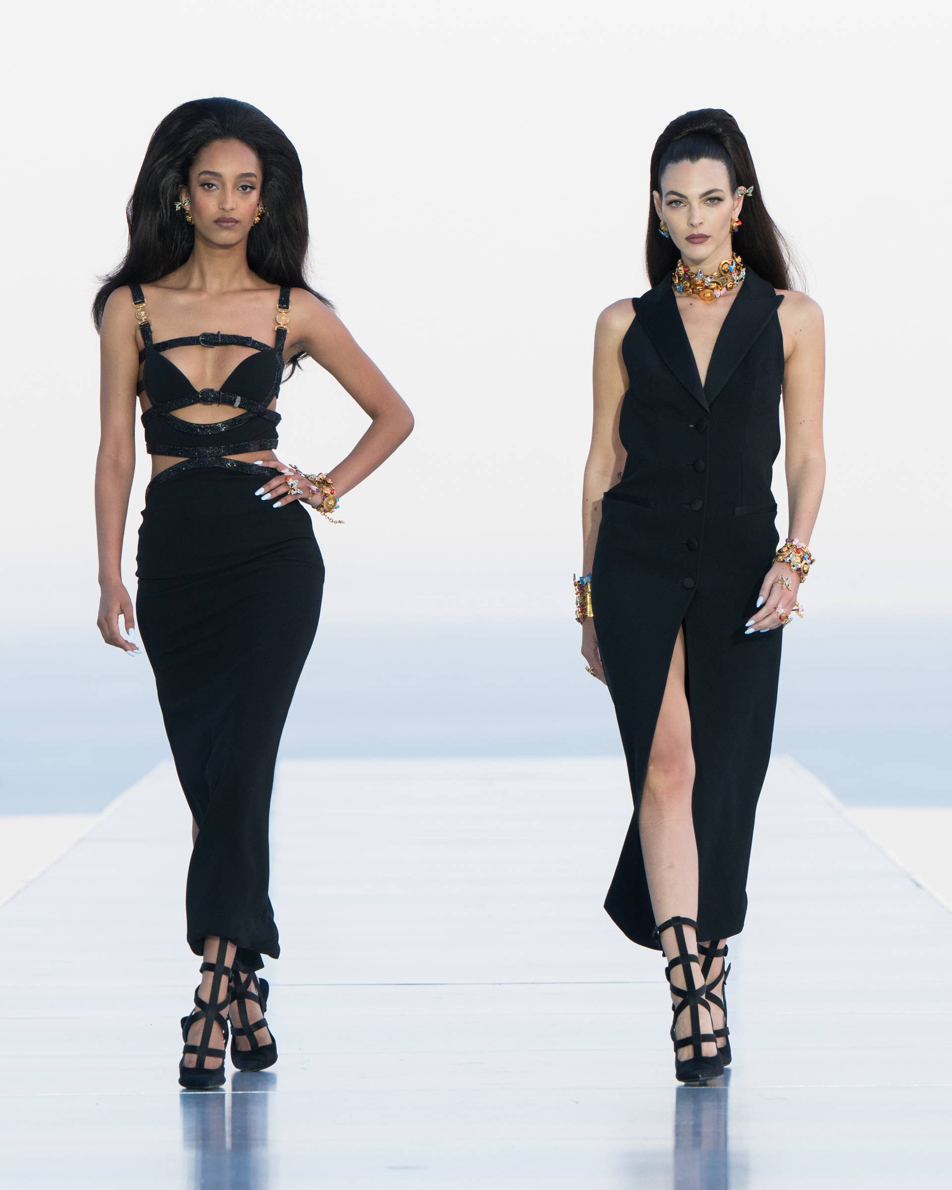 Dua Lipa x Versace ノースリーブワンピース Versace and Dua Lipa Made the Campy, Luxurious Vacation Wardrobe
