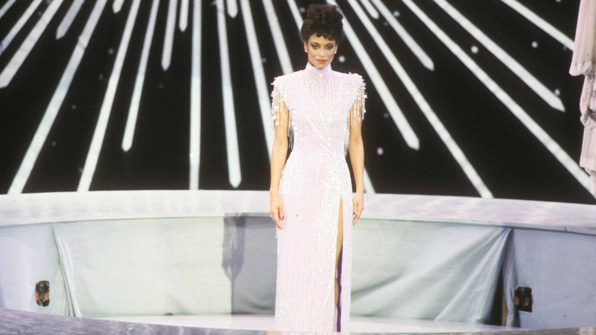 Great Outfits in Fashion History: Debbie Allen at the 1982 Academy Awards -  Fashionista