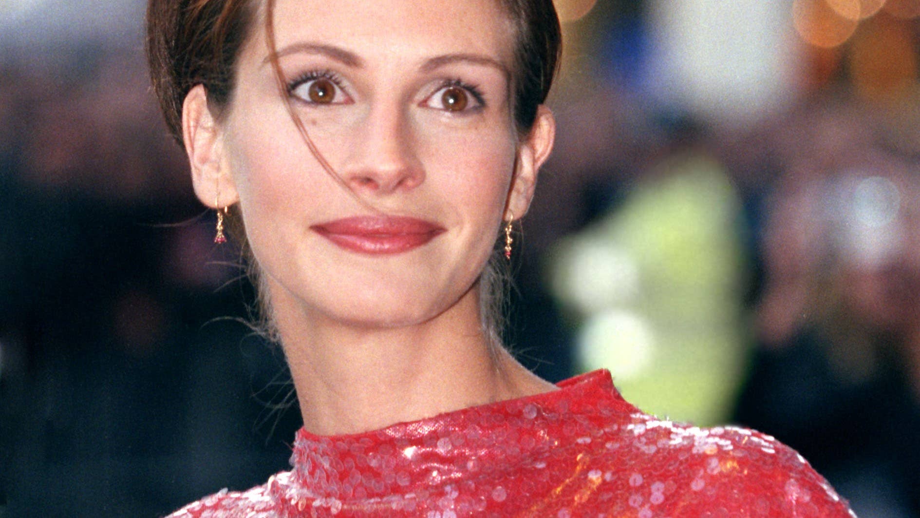 Great Outfits in Fashion History: Julia Roberts' 1999 Sequined Vivienne Tam  Dress - Fashionista
