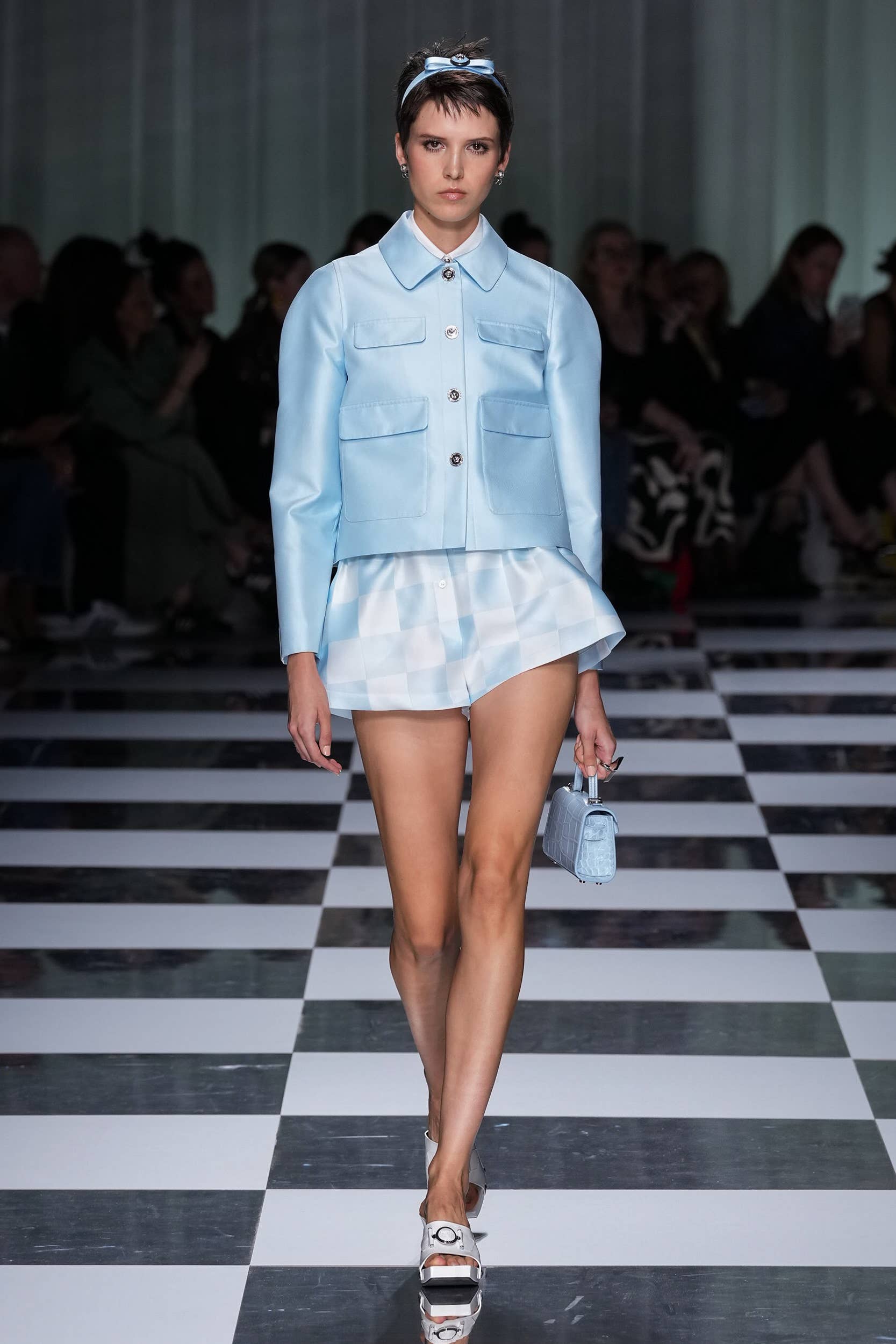 VERSACE 最高級ライン ふわふわ極上の柔らか白ニット Natalia Bryant Makes Runway Debut Alongside Kendall Jenner and