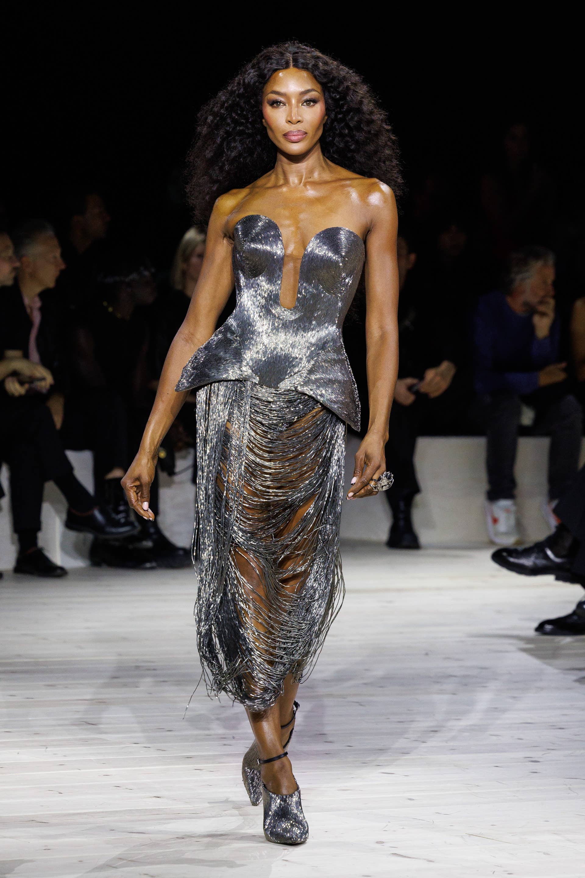 alexander mcqueen ツイード手袋　破れあり Sarah Burton's Final Alexander McQueen Collection Honors the