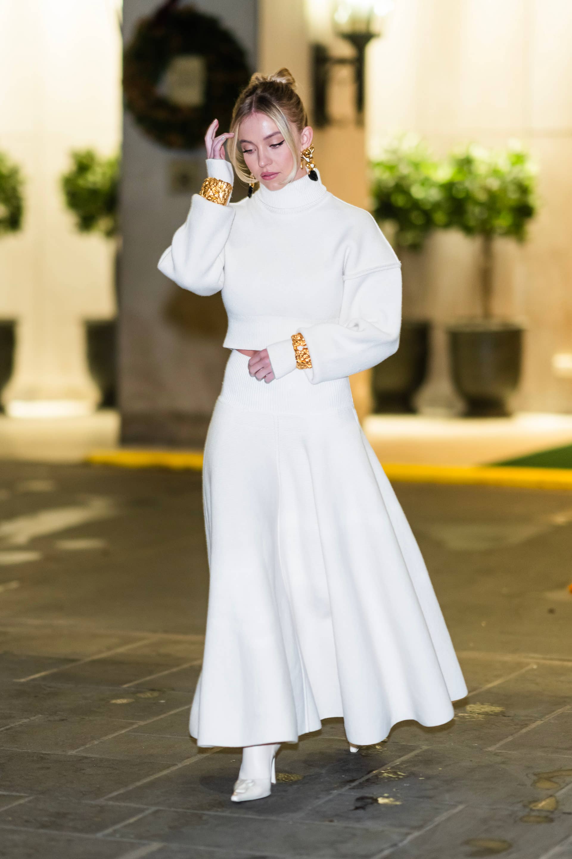 sydney sweeney shows how to dress warmly in winter. Sydney Sweeney Offers a Chic Blueprint for Cold Weather Dressing