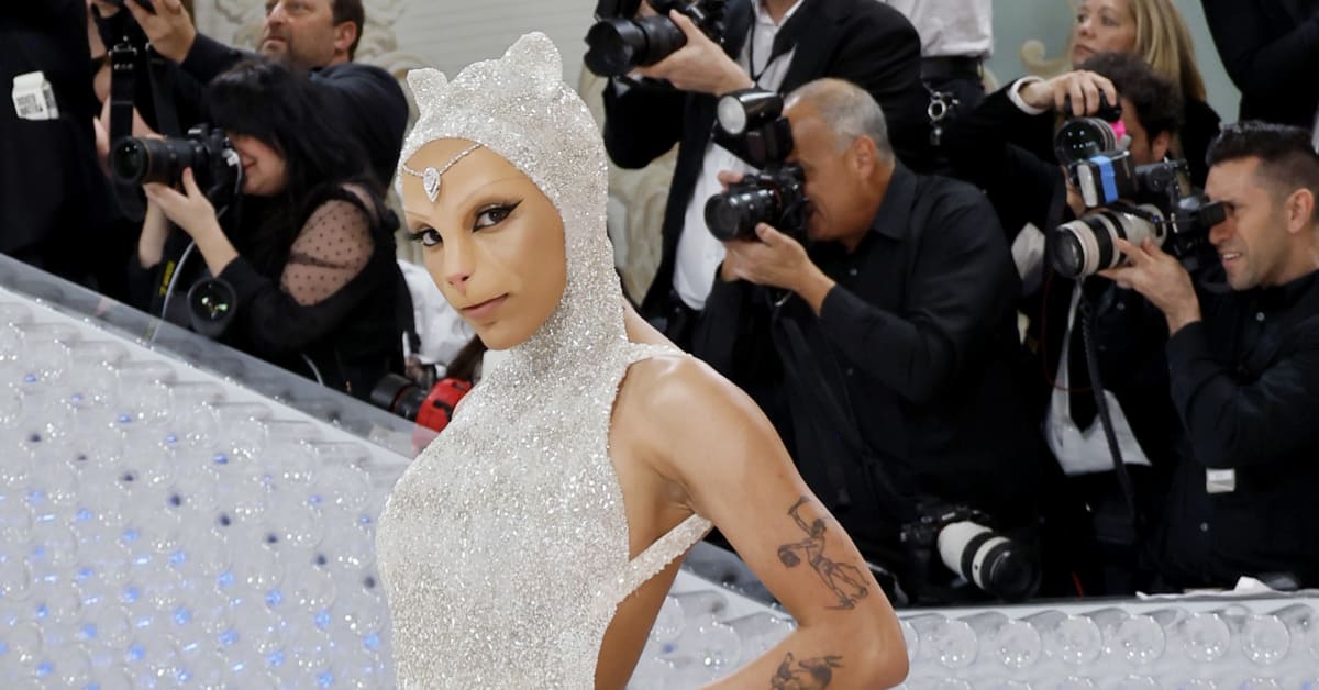 Doja Cat Showed Up to the 2023 Met Gala Dressed as Karl Lagerfeld's Cat, Choupette Fashionista