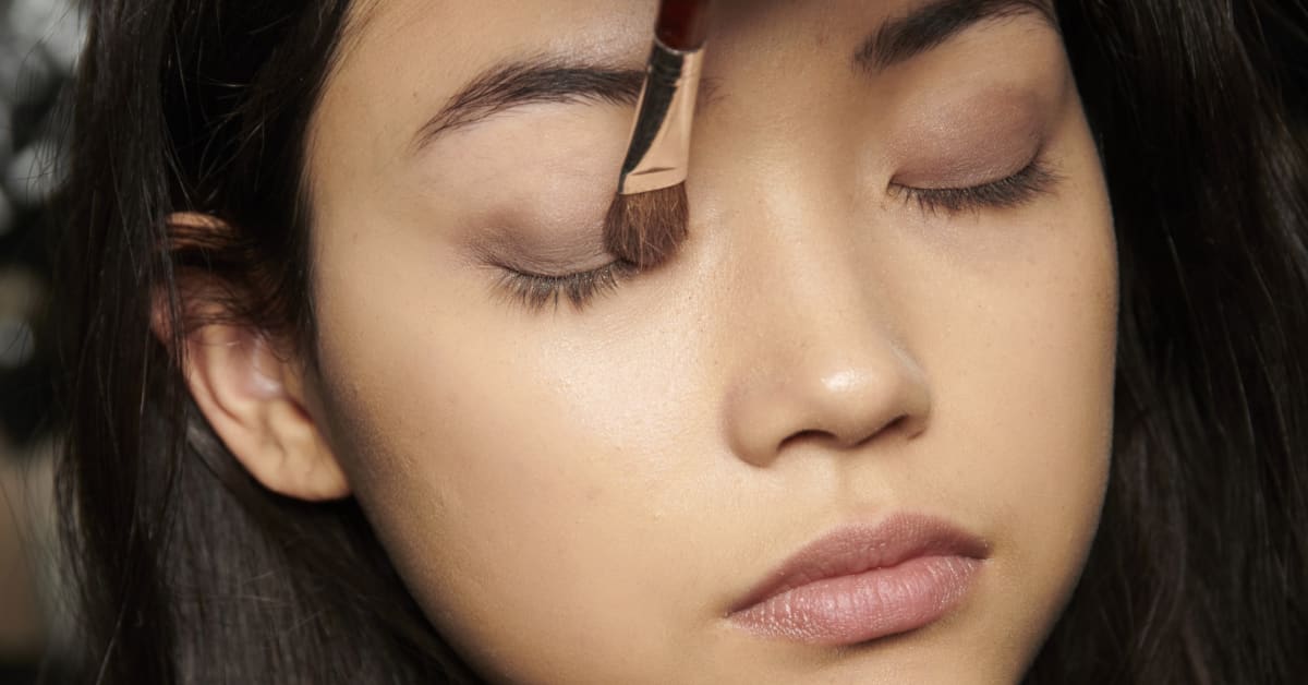 How to apply eyeshadow like a makeup artist, with these genius
