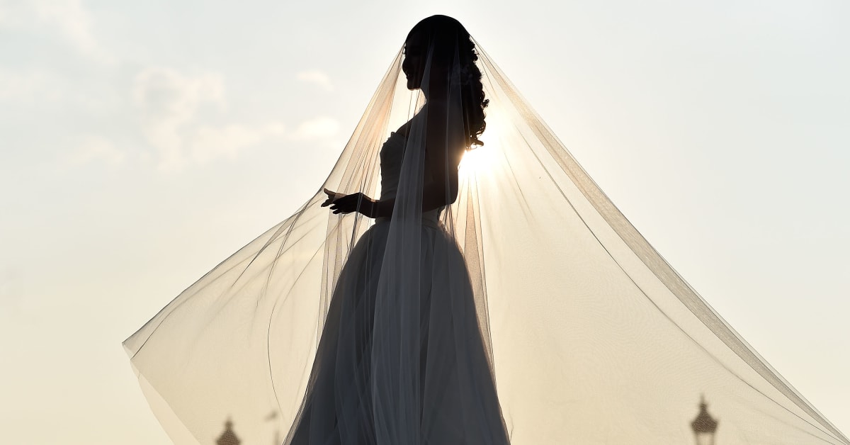 How To Fly With A Wedding Dress - Florianni Weddings