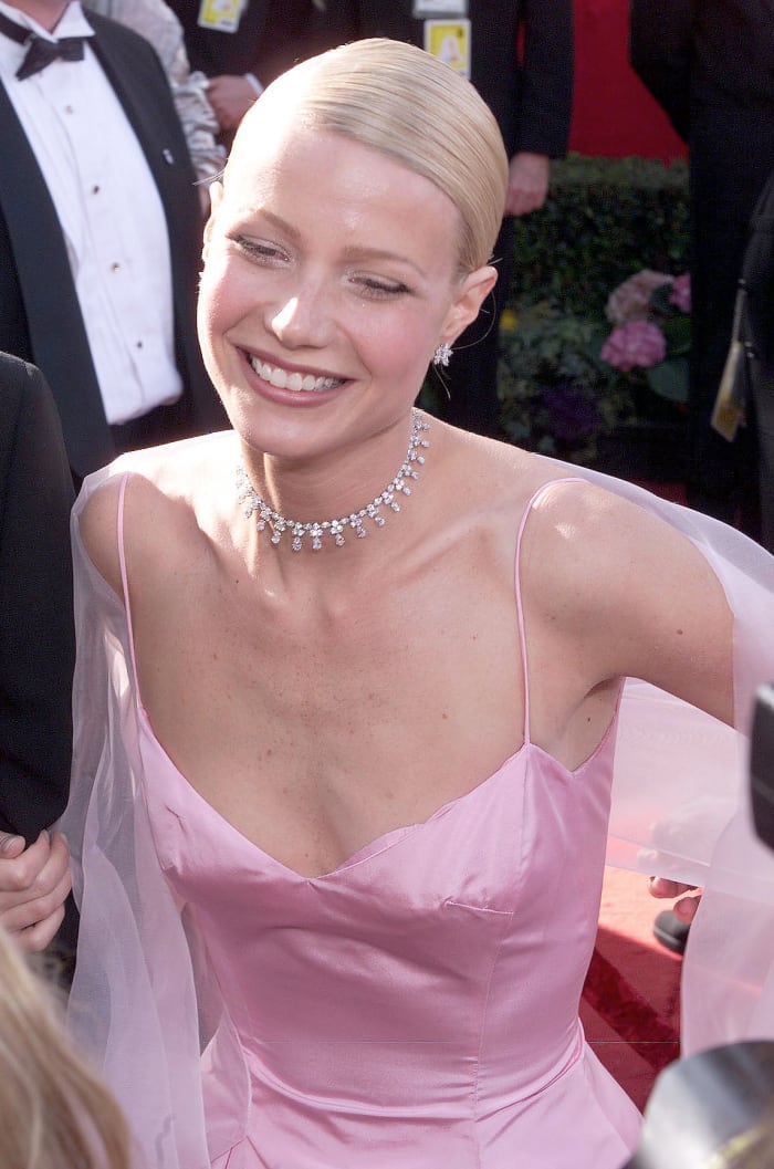 gwyneth paltrow oscars 1999 diamond necklace