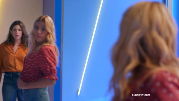 old-navy-busy-philipps-stretch-denim-commercial