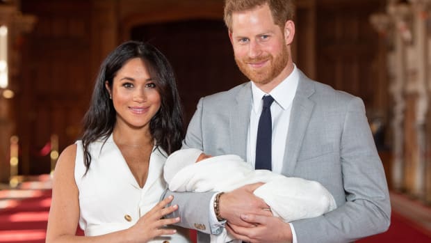 hp-meghan-markle-wore-givenchy-baby-birth-announcement-photo-outfit