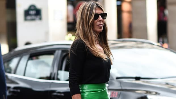 nina-garcia-elle-paris-fashion-week-ss20-green-prada-skirt-pink-flower-street-style (1)