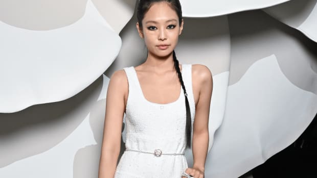 JACQUEMUS' SPRING/SUMMER 2023 'LE RAPHIA' SHOW in paris attended by Jennie  Kim』 📱Read full article on ouispeakfashion.com 📸Courtesy of…