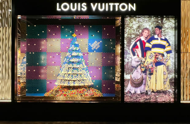 Louis Vuitton x Legos Holiday Windows 2022 1