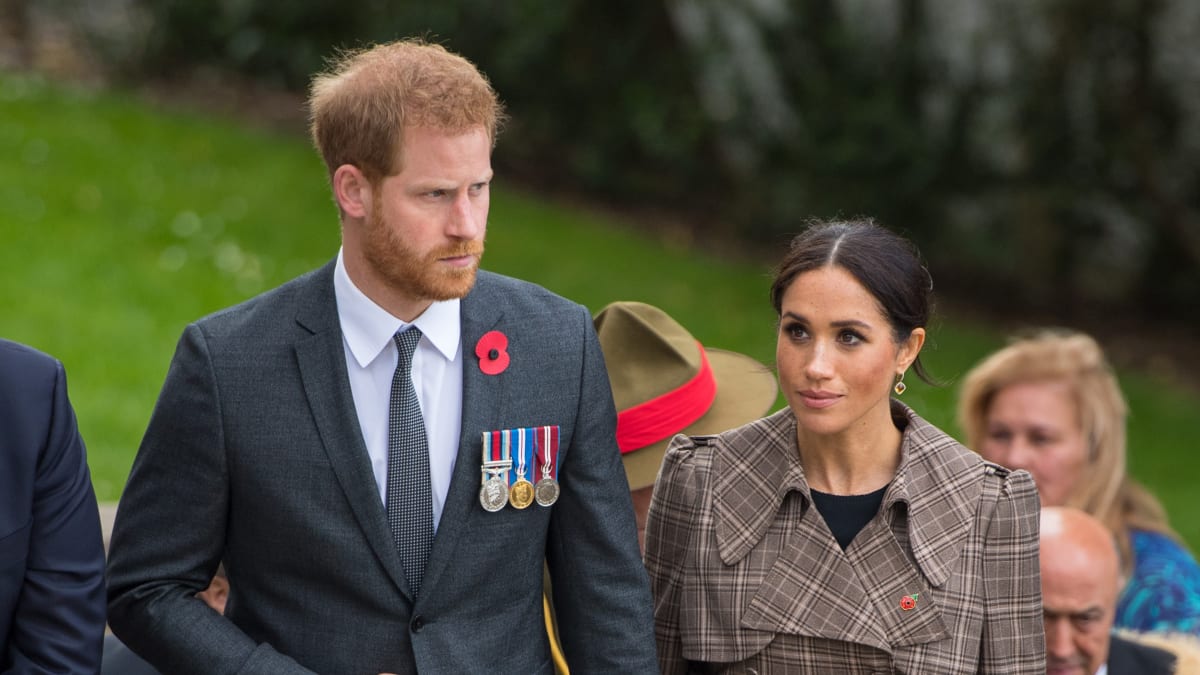 Meghan left her Burberry trench coat undone in New Zealand in 2018