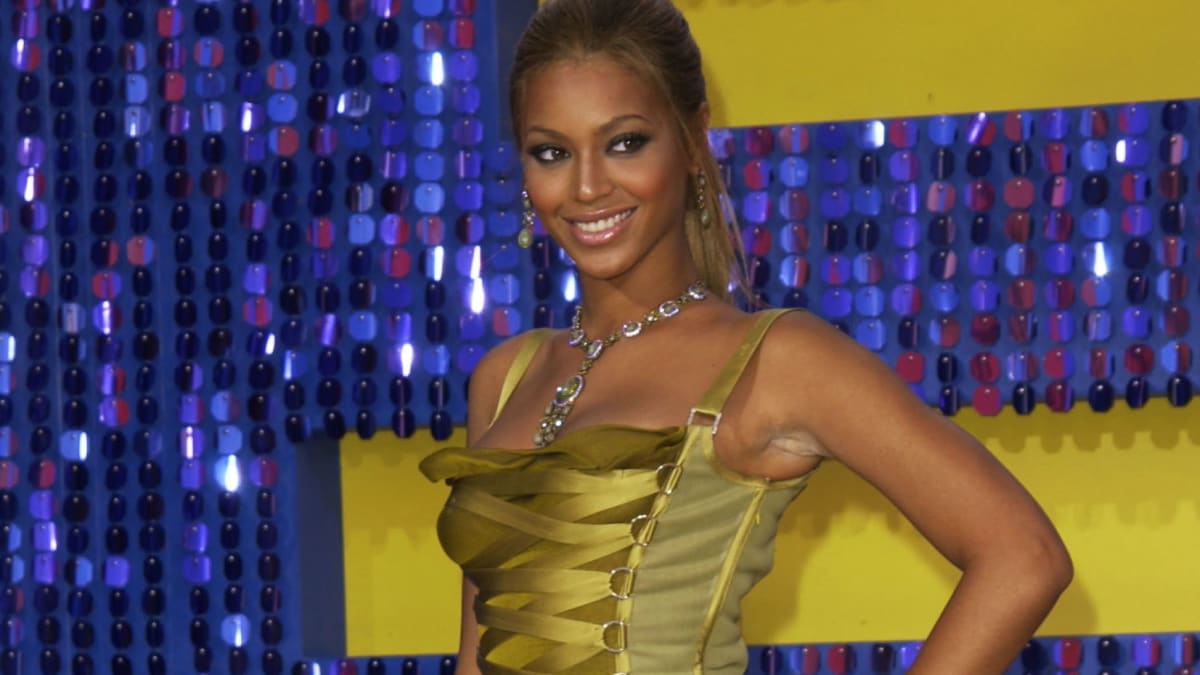 Great Outfits in Fashion History: Beyoncé in a Lace-Up Versace Dress -  Fashionista