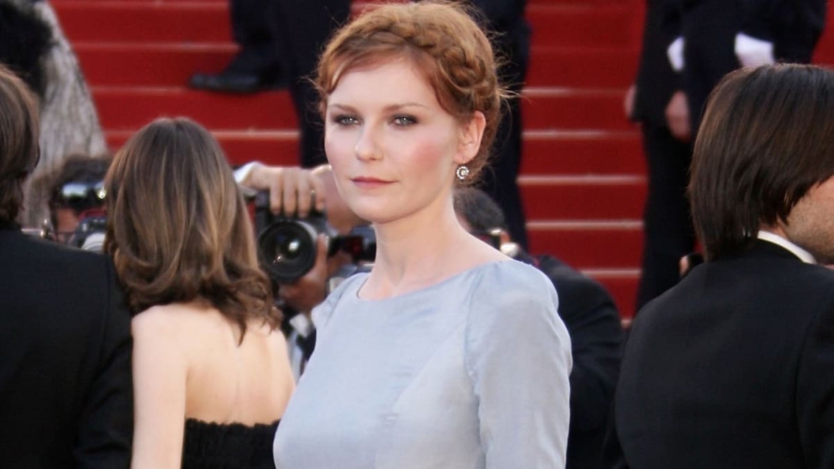 Great Outfits in Fashion History: That Time Kirsten Dunst Put a Bird on It  - Fashionista