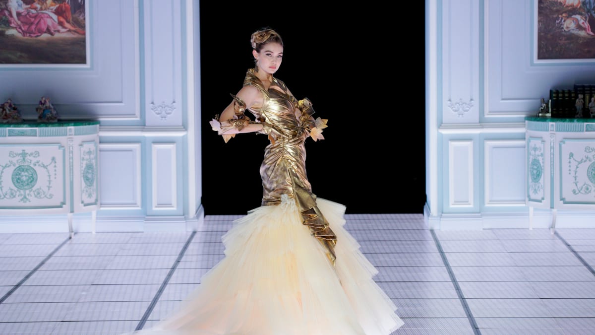 Moschino sends scorched dresses down the catwalk at Milan Fashion Week |  Fashion show, Fall fashion 2016, Moschino