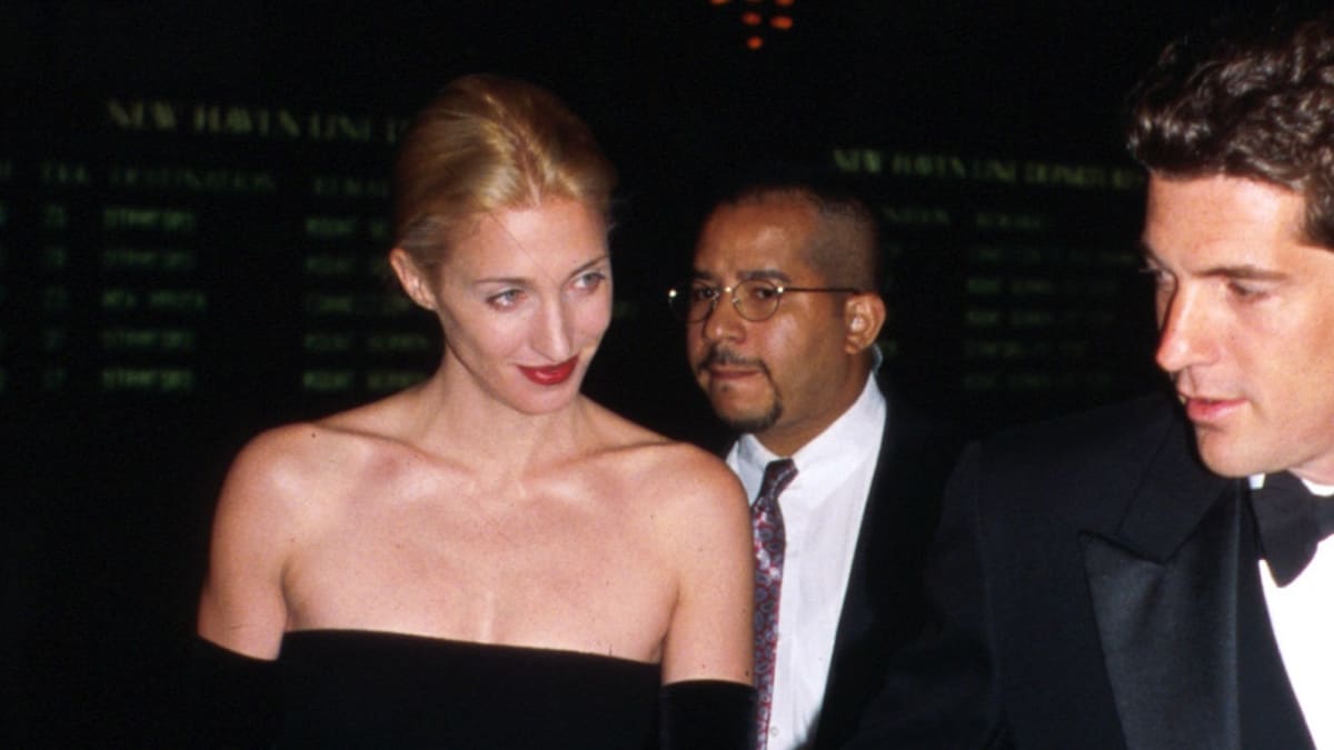 Great Outfits in Fashion History: Carolyn Bessette-Kennedy in the Most  Elegant Strapless Dress - Fashionista