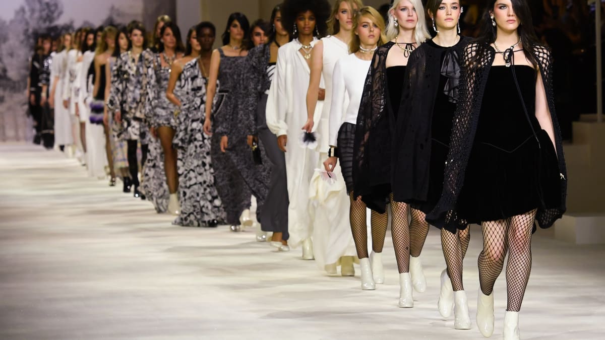 Chanel Cruise 2024 shows in Hollywood: the looks, the bags and