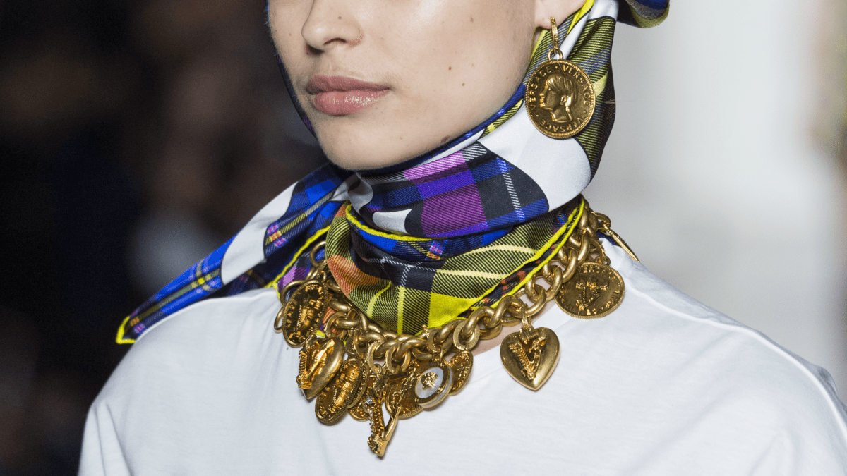 How to Wear the '80s Jewelry Trend — Chunky Oversized Hoop Drop