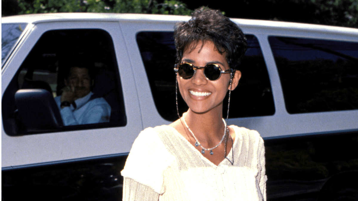 Great Outfits in Fashion History: Halle Berry in Cuffed Denim Shorts in  1994 - Fashionista